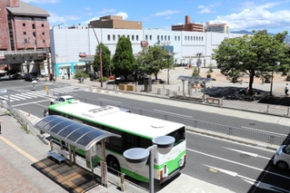 バスロータリー化が計画されているＪＲ新長田駅前広場の西側道路にある現在のバス停＝神戸市長田区若松町４