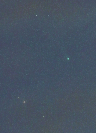 田村竜一さんが撮影に成功した「西村彗星（すいせい）」（中央右）＝９日午前４時３７分、兵庫県神戸市長田区（田村さん提供）