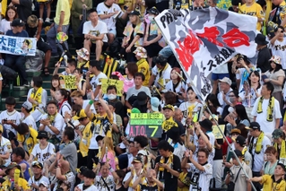 ２位広島との直接対決で快勝し、「アレ」へのマジックナンバーは７に。阪神ファンは７連勝の歓喜に浸った＝９日午後、甲子園球場（撮影・山口　登）