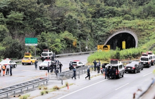 火災があった山陽自動車道尼子山トンネル（奥）の実況見分に向かう兵庫県警の捜査員ら＝１１日午前、相生市の山陽自動車道