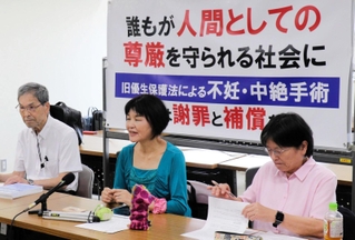 優生保護法問題の全面解決と署名活動への思いを話す「優生保護法による被害者とともに歩む兵庫の会」の藤原久美子共同代表（中央）ら＝神戸市中央区橘通３、市立総合福祉センター（撮影・末吉佳希）