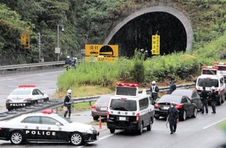 火災があった山陽自動車道尼子山トンネル（奥）の実況見分に向かう兵庫県警の捜査員ら＝１１日午前、相生市の山陽自動車道