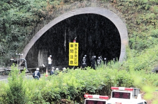火災があった山陽自動車道尼子山トンネルの西行き車線で実況見分を始める兵庫県警の捜査員ら＝１１日午前、相生市の山陽自動車道