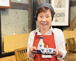 ６０代で飛び込んだ職場で今は現役最年長の接客係。８１歳の西村妙子さん＝姫路市手柄、灘菊酒造