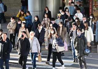 マスク着用が個人判断となった初日、大半の人がマスクをしていた＝３月１３日午後、いずれも神戸市中央区、ＪＲ三ノ宮駅前（撮影・中西幸大）