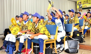 熱い声援が響く大型スクリーン観戦会の会場＝養父市、オーシスマップ青渓技術センター