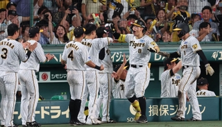 阪神－巨人　６回裏阪神２死一塁、ツーランを放った佐藤（８）を祝福する阪神ベンチのナイン＝１４日、西宮市の甲子園球場（撮影・小林良多）