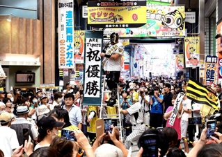 優勝マジックが０になり喜ぶファンら＝１５日午前、尼崎市神田中通３（撮影・斎藤雅志）