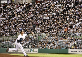 ほっともっとフィールド神戸で多くのファンが声援を送った＝９月５日、神戸市須磨区緑台（撮影・長嶺麻子）