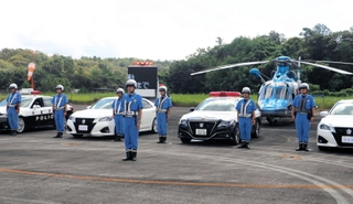 ヘリコプターと連携した取り締まりの出発式に臨む兵庫県警高速隊員＝三木市志染町御坂