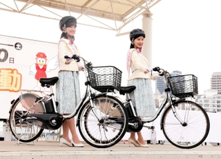 ヘルメットの着用を呼びかけた長岡美地留さん（左）と畑中咲楽さん＝神戸市中央区波止場町