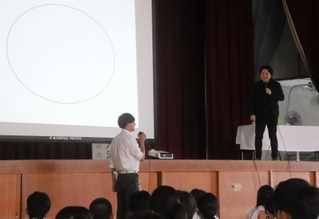 スライドで丸を映し出し、生徒に考えさせた小川仁志さん（右）＝神戸市西区伊川谷町長坂