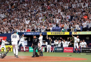 ７回オリックス２死二塁、オリックス・紅林弘太郎の右前適時打でオリックス・杉本裕太郎が生還し盛り上がるオリックスナイン＝京セラドーム大阪（撮影・山口登）