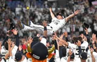 優勝し、胴上げされる中嶋監督（撮影・北村雅宏）