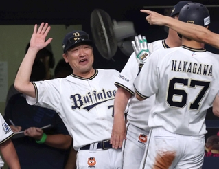 ７回、生還した中川圭を迎える中嶋監督（撮影・山口登）