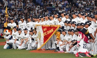 記念撮影するオリックスナイン＝京セラドーム大阪（撮影・北村雅宏）