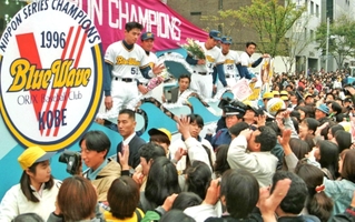 オリックス日本一パレードでファンに手を振るイチロー選手（車上左端）ら＝１９９６年１１月１７日、神戸市中央区　　　　　　　　　　　　　　　　　　　　