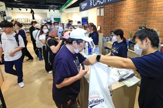オリックスのリーグ優勝から一夜明け、ファンで賑わうショップ「Ｂ-ＷＡＶＥ」＝２１日午前、神戸市中央区三宮町１（撮影・鈴木雅之）