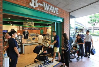 オリックスのリーグ優勝から一夜明け、開店と同時にショップ「Ｂ-ＷＡＶＥ」を訪れるファンら＝２１日午前、神戸市中央区三宮町１（撮影・鈴木雅之）