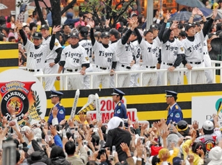 １８年ぶりのリーグ優勝を飾り、ファンの声援に応える当時の星野仙一監督（左端）らタイガースナイン＝２００３年１１月３日、神戸市中央区