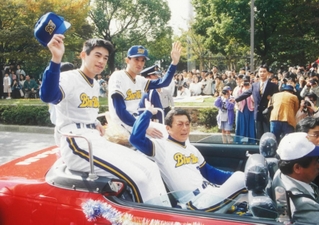 阪神・淡路大震災の年にリーグ優勝を果たし、パレードで市民に手を振る当時の仰木彬監督（中央）やイチロー選手ら＝１９９５年１１月５日、神戸市中央区