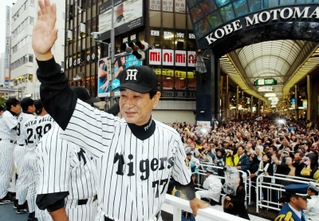 阪神の優勝パレードで、神戸のファンの声援に応える故星野仙一氏＝２００３年１１月３日、神戸市中央区元町通１
