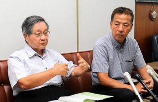 調査結果を発表する小泉昭夫京大名誉教授（左）と丸尾牧兵庫県議＝２１日午後、明石市役所