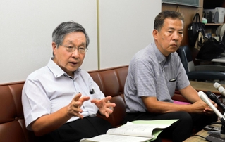調査結果を発表する小泉昭夫京大名誉教授（左）と丸尾牧兵庫県議＝２１日午後、明石市役所