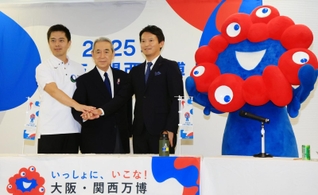 阪神タイガースとオリックス・バファローズのリーグ優勝記念パレードについて会見した（右から）斎藤元彦・兵庫県知事、松本正義・関経連会長、吉村洋文・大阪府知事＝２２日午後、大阪市北区、中之島センタービル（撮影・鈴木雅之）