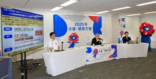 阪神タイガースとオリックス・バファローズのリーグ優勝記念パレードについて会見した（右から）斎藤元彦・兵庫県知事、松本正義・関経連会長、吉村洋文・大阪府知事＝２２日午後、大阪市北区、中之島センタービル（撮影・鈴木雅之）