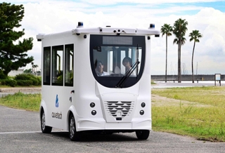 須磨海岸の管理用道路を自動走行する小型バス「ＭｉＣａ（ミカ）」＝２２日午前、神戸市須磨区須磨浦通２（撮影・斎藤雅志）
