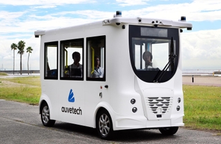 須磨海岸の管理用道路を自動走行する小型バス「ＭｉＣａ（ミカ）」＝２２日午前、神戸市須磨区須磨浦通２（撮影・斎藤雅志）