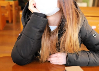 実の母親から虐待を受けたと思ったけど、養母と知った。「あ、だからか」と思ったというさやか＝神戸市内