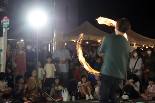 大道芸で盛り上がった夜市＝豊岡市中央町