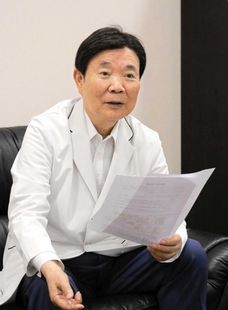 「糖尿病患者は脳梗塞や心筋梗塞になるリスクも高く、平均寿命も１０年ほど短くなる傾向がある」と警鐘を鳴らす吉田泰昭理事長＝神戸市中央区野崎通４、春日野会病院