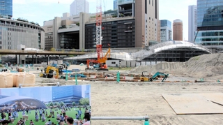 来年９月の先行街開きが決まった「うめきた２期」。大屋根付きのイベントスペース（手前右端）などが姿を現した＝２５日午前、大阪市北区