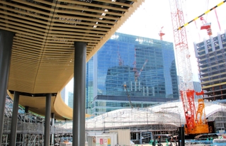 来年９月の先行街開きが決まった「うめきた２期」。大屋根の上を通り南北の街区を結ぶ「ひらめきの道」（左）などが姿を現した＝２５日午前、大阪市北区