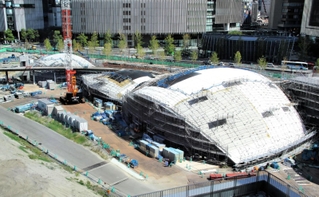 来年９月の先行街開きが決まった「うめきた２期」。大屋根付きのイベントスペース（手前右端）などが姿を現した＝25日午前、大阪市北区