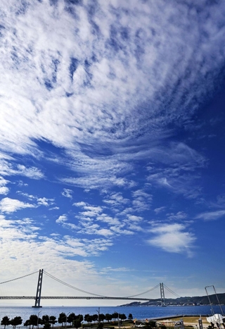 高い空と筋状の雲。明石海峡上空に秋らしさが漂った＝２６日午前、明石市大蔵海岸通１から