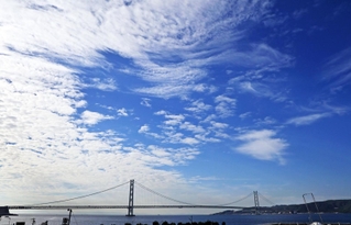 高い空と筋状の雲。明石海峡上空に秋らしさが漂った＝２６日午前、明石市大蔵海岸通１から