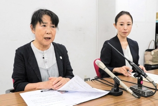 アスベストセンター賞の創設を発表した中皮腫・じん肺・アスベストセンターの尾形海子事務局次長（右）とアスベスト患者と家族の会連絡会の平地千鶴子共同代表＝尼崎市役所