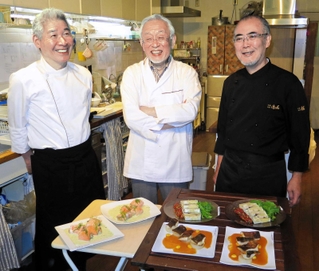 「Ｂｏｎ　Ｑｕｉｓｈ」のメニューを考案・監修している近藤一樹さん（中央）ら３人のシェフと試作料理＝大阪市北区