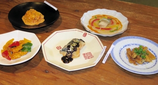「Ｂｏｎ　Ｑｕｉｓｈ」中華の試作品、太刀魚の中華揚げ煮（右前）、金華サバの甘辛味噌あんかけ（中央手前）、真鯛の四川家庭風炒め（左前）、スズキの塩サンラー煮込み（右奥）、讃岐サーモンのピリ辛マヨ