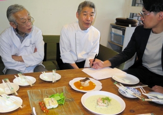 試食しながらメニューについて意見を交わすシェフの近藤一樹さん（左）、ら＝大阪市北区