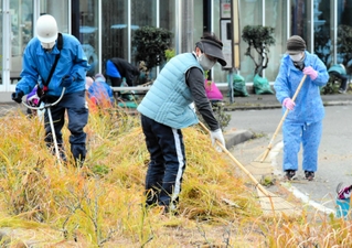 シルバー人材センターは地域の除草作業などさまざまな業務を請け負っている＝淡路市内