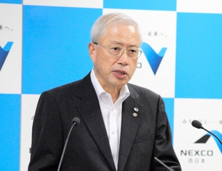 大阪市で開かれた定例会見で、尼子山トンネルの火災について言及するＮＥＸＣＯ西日本の前川秀和社長＝大阪市北区堂島１