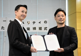 締結書を交わした村井紀之本部長（左）と青柳史郎社長＝神戸市中央区雲井通７、ミント神戸