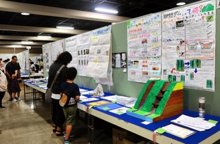 見学する親子らでにぎわった神戸市小学校理科・生活作品展の会場＝神戸市中央区、バンドー神戸青少年科学館