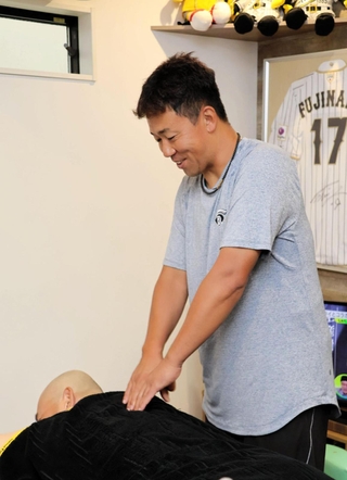 施術する手嶋さん＝西宮市浜甲子園１