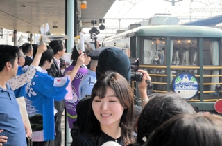 関係者らに見送られ、ＪＲ姫路駅を出発するサロンカーなにわ＝姫路市駅前町